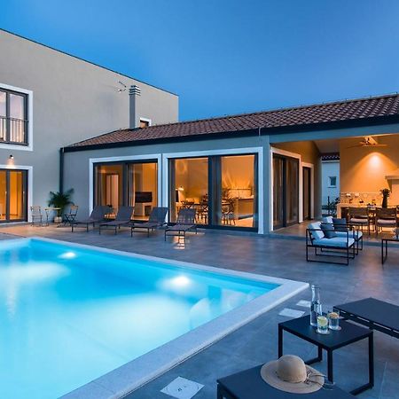 Villa & Jardin - Luxury Villa With Swimming Pool Vrh  Extérieur photo