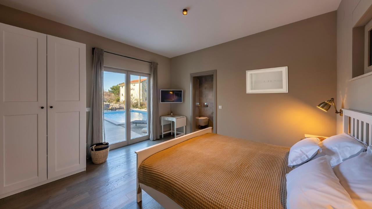 Villa & Jardin - Luxury Villa With Swimming Pool Vrh  Extérieur photo