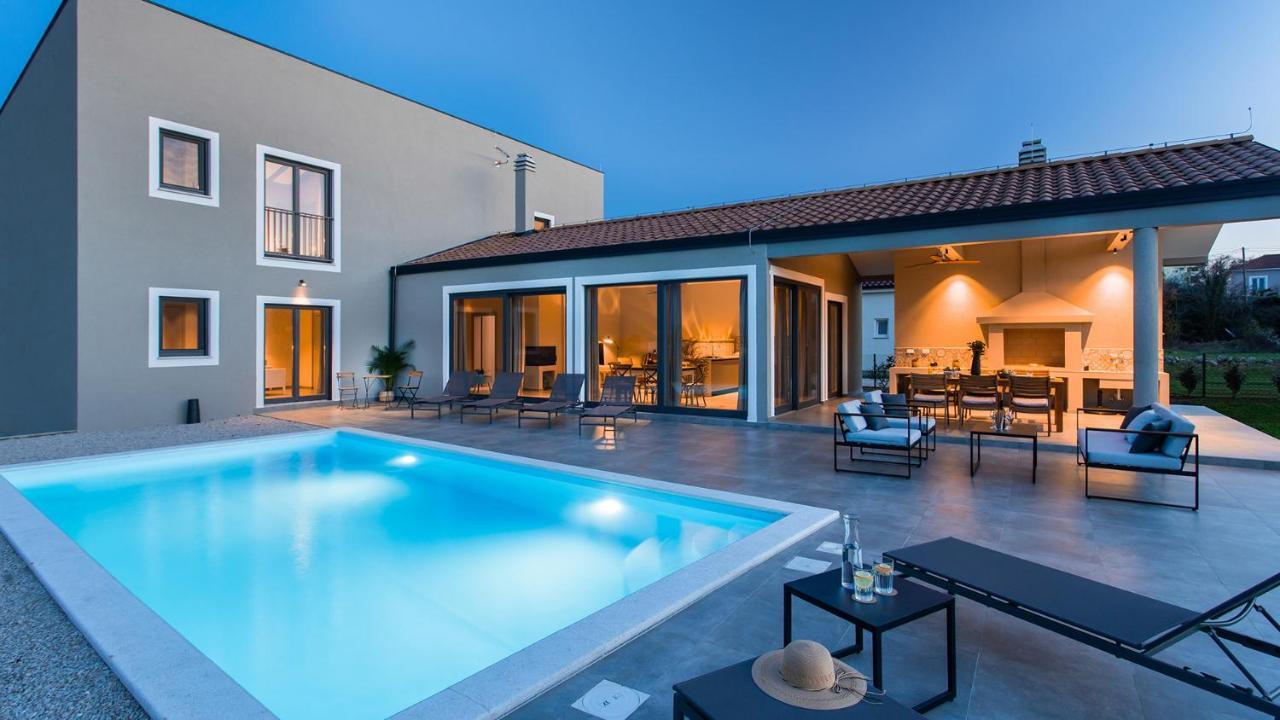 Villa & Jardin - Luxury Villa With Swimming Pool Vrh  Extérieur photo