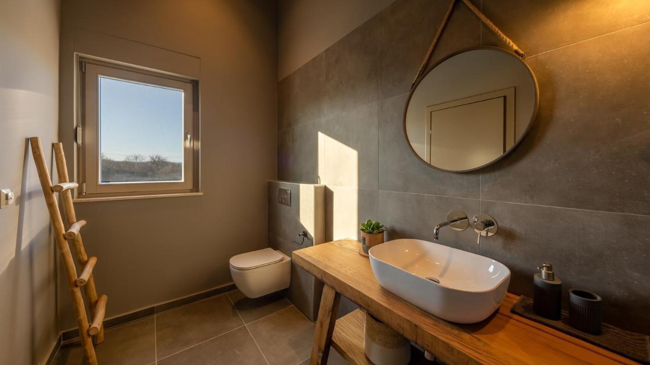 Villa & Jardin - Luxury Villa With Swimming Pool Vrh  Extérieur photo