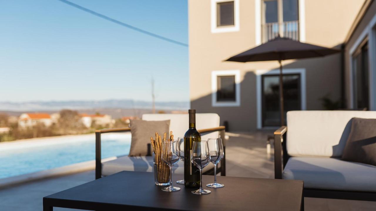 Villa & Jardin - Luxury Villa With Swimming Pool Vrh  Extérieur photo